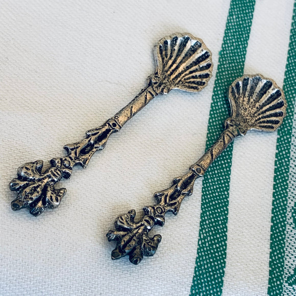 Vintage Silver Plate Pair Of Salt Spoons Ornate Fleur De Lys Handles Made In Italy